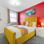 New! Stylish 5-bed In Stockton-on-tees By With Us, Perfect For Contractors & Large Groups, Free Parking!