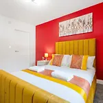 New! Stylish 5-bed In Stockton-on-tees By With Us, Perfect For Contractors & Large Groups, Free Parking!
