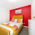 New! Stylish 5-bed In Stockton-on-tees By With Us, Perfect For Contractors & Large Groups, Free Parking! * Thornaby on Tees