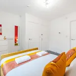 New! Stylish 5-bed In Stockton-on-tees By With Us, Perfect For Contractors & Large Groups, Free Parking! Appartamento