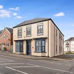 New! Stylish 5-bed In Stockton-on-tees By With Us, Perfect For Contractors & Large Groups, Free Parking! *