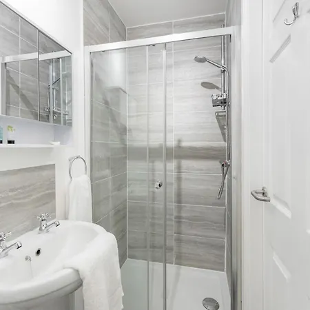 Apartment New! Stylish 5-bed In Stockton-on-tees By With Us, Perfect For Contractors & Large Groups, Free Parking! *