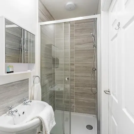Apartment New! Stylish 5-bed In Stockton-on-tees By With Us, Perfect For Contractors & Large Groups, Free Parking! *