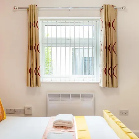 Apartment New! Stylish 5-bed In Stockton-on-tees By With Us, Perfect For Contractors & Large Groups, Free Parking!