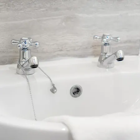 New! Stylish 5-bed In Stockton-on-tees By With Us, Perfect For Contractors & Large Groups, Free Parking! Thornaby on Tees