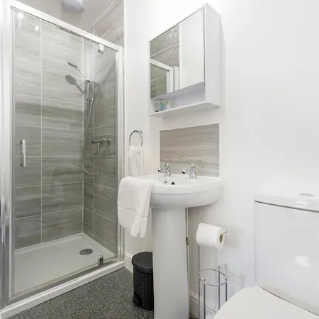 Apartment New! Stylish 5-bed In Stockton-on-tees By With Us, Perfect For Contractors & Large Groups, Free Parking!