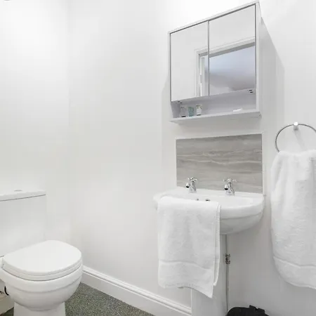 アパート New! Stylish 5-bed In Stockton-on-tees By With Us, Perfect For Contractors & Large Groups, Free Parking! Thornaby on Tees