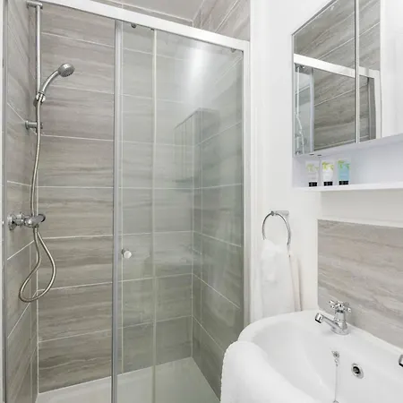 New! Stylish 5-bed In Stockton-on-tees By With Us, Perfect For Contractors & Large Groups, Free Parking! Thornaby on Tees