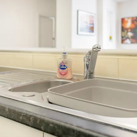 New! Stylish 5-bed In Stockton-on-tees By With Us, Perfect For Contractors & Large Groups, Free Parking!