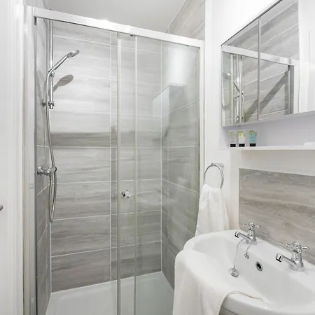 Apartment New! Stylish 5-bed In Stockton-on-tees By With Us, Perfect For Contractors & Large Groups, Free Parking!