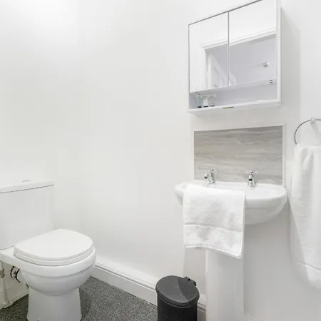 Apartment New! Stylish 5-bed In Stockton-on-tees By With Us, Perfect For Contractors & Large Groups, Free Parking!