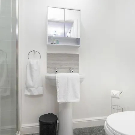Apartment New! Stylish 5-bed In Stockton-on-tees By With Us, Perfect For Contractors & Large Groups, Free Parking!