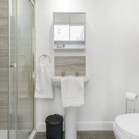 アパート New! Stylish 5-bed In Stockton-on-tees By With Us, Perfect For Contractors & Large Groups, Free Parking! Thornaby on Tees