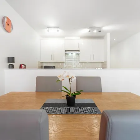 New! Stylish 5-bed In Stockton-on-tees By With Us, Perfect For Contractors & Large Groups, Free Parking!