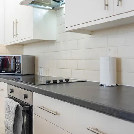 Apartment New! Stylish 5-bed In Stockton-on-tees By With Us, Perfect For Contractors & Large Groups, Free Parking!
