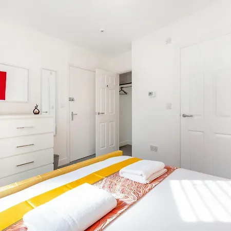 New! Stylish 5-bed In Stockton-on-tees By With Us, Perfect For Contractors & Large Groups, Free Parking!