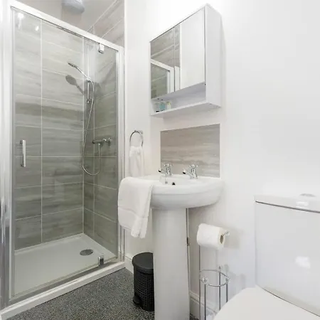 New! Stylish 5-bed In Stockton-on-tees By With Us, Perfect For Contractors & Large Groups, Free Parking! アパート Thornaby on Tees