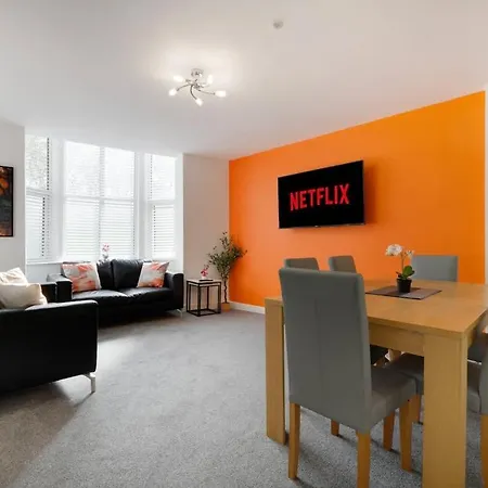 New! Stylish 5-bed In Stockton-on-tees By With Us, Perfect For Contractors & Large Groups, Free Parking! Thornaby on Tees