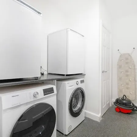 New! Stylish 5-bed In Stockton-on-tees By With Us, Perfect For Contractors & Large Groups, Free Parking! Thornaby on Tees