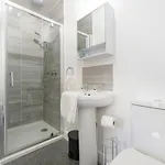 New! Stylish 5-bed In Stockton-on-tees By With Us, Perfect For Contractors & Large Groups, Free Parking! Daire Thornaby on Tees