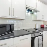 New! Stylish 5-bed In Stockton-on-tees By With Us, Perfect For Contractors & Large Groups, Free Parking! Daire Thornaby on Tees