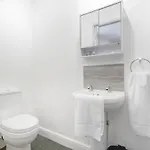 New! Stylish 5-bed In Stockton-on-tees By With Us, Perfect For Contractors & Large Groups, Free Parking! * Thornaby on Tees