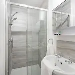 New! Stylish 5-bed In Stockton-on-tees By With Us, Perfect For Contractors & Large Groups, Free Parking! * Thornaby on Tees