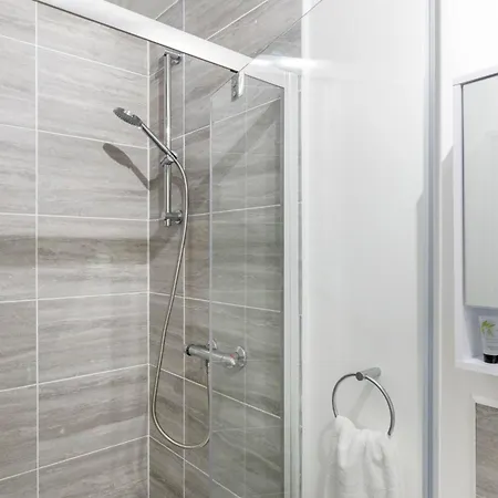 Apartament New! Stylish 5-bed In Stockton-on-tees By With Us, Perfect For Contractors & Large Groups, Free Parking!