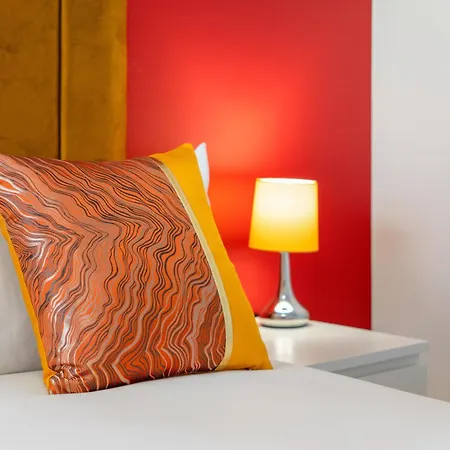 New! Stylish 5-bed In Stockton-on-tees By With Us, Perfect For Contractors & Large Groups, Free Parking! Thornaby on Tees