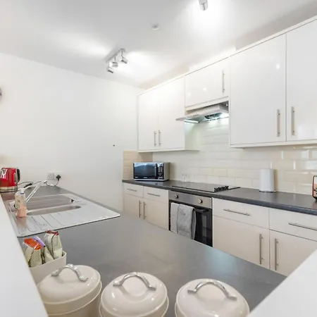 New! Stylish 5-bed In Stockton-on-tees By With Us, Perfect For Contractors & Large Groups, Free Parking! Thornaby on Tees