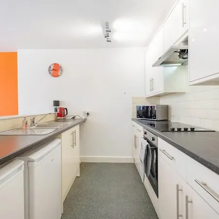 New! Stylish 5-bed In Stockton-on-tees By With Us, Perfect For Contractors & Large Groups, Free Parking! Apartment