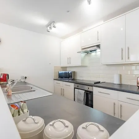 New! Stylish 5-bed In Stockton-on-tees By With Us, Perfect For Contractors & Large Groups, Free Parking! Apartment *