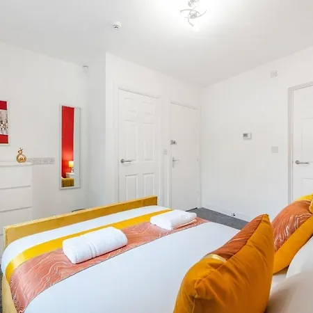New! Stylish 5-bed In Stockton-on-tees By With Us, Perfect For Contractors & Large Groups, Free Parking! Apartment