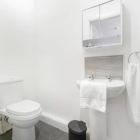 New! Stylish 5-bed In Stockton-on-tees By With Us, Perfect For Contractors & Large Groups, Free Parking!